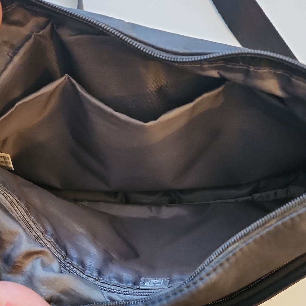 Hedgren Black Messenger Bag. EUC. - Picture 4 of 12